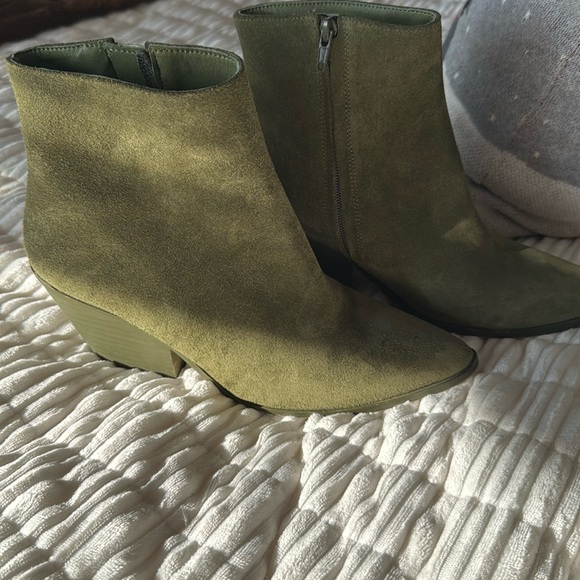 Brand new intentionally green boots - Picture 2 of 2